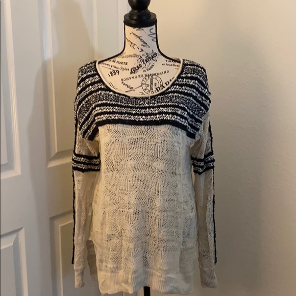 Free People Sweaters - Almost New! Free People Sweater